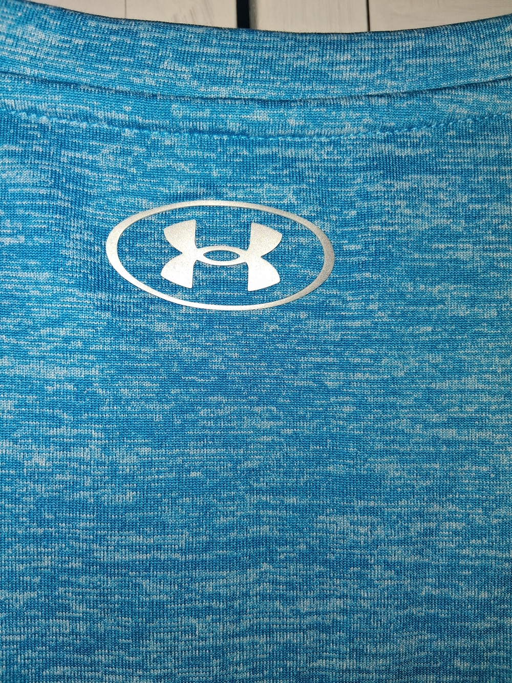 Under Armour Women’s Blue V-Neck Loose Fit Heatgear Performance Shirt - Picture 10 of 10